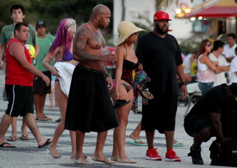 Flo Rida e seus amigos em praia carioca