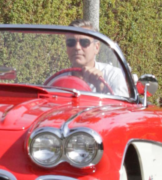 George Clooney dirige charmoso Corvette em Los Angeles, Estados Unidos