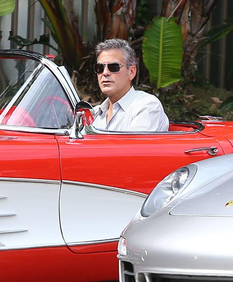George Clooney dirige charmoso Corvette em Los Angeles, Estados Unidos