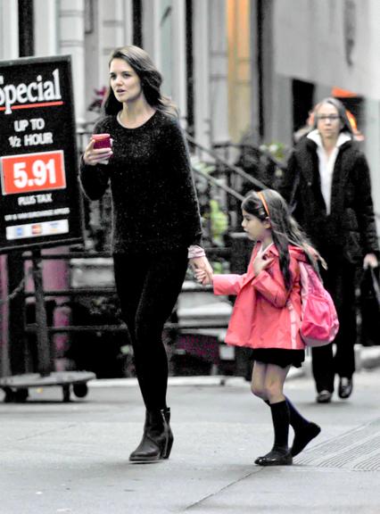 Suri Cruise exibe seu uniforme escolar em passeio com a mãe
