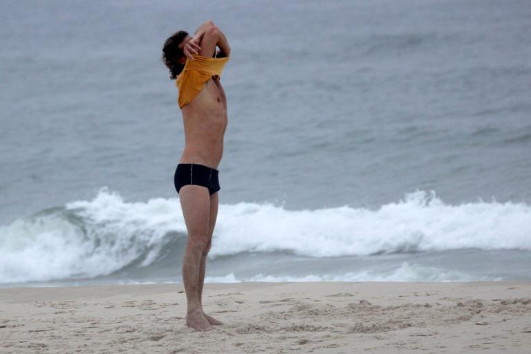 Marcello Novaes se exercita com o filho Diogo, na praia da Barra