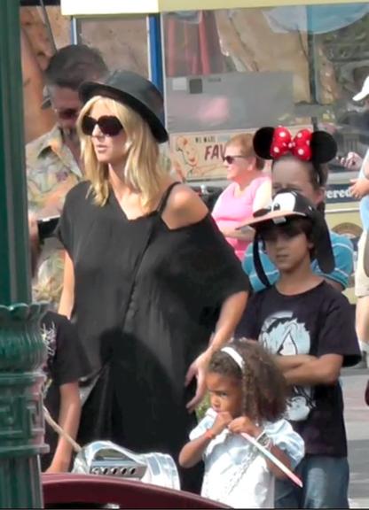 Heidi Klum leva os filhos a um parque da Disneylândia, nos Estados Unidos