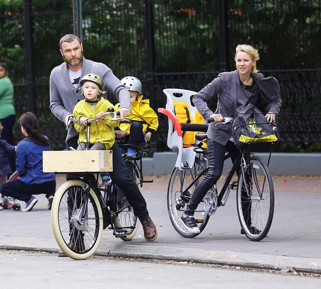 Naomi Watts passeia de bicicleta com o amado e os herdeiros por Nova York, Estados Unidos