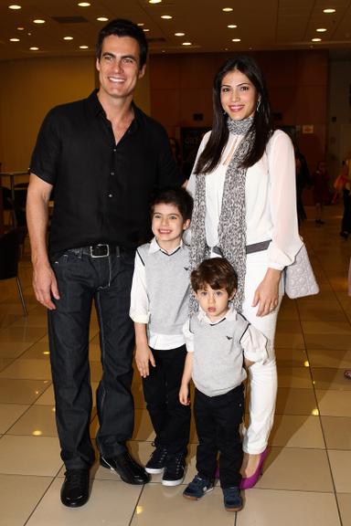 Carlos Casagrande e Marcelly Anselmé com os filhos Theo e Luca