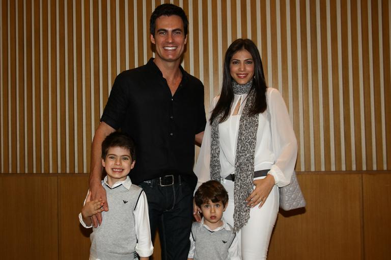 Carlos Casagrande e Marcelly Anselmé com os filhos Theo e Luca