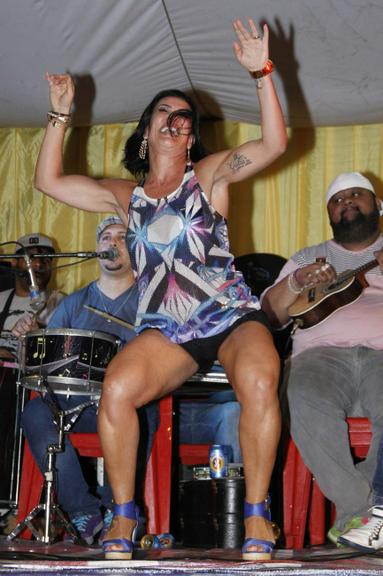 Scheila Carvalho anima escola de samba da Paraíso do Tuiuti, no Rio