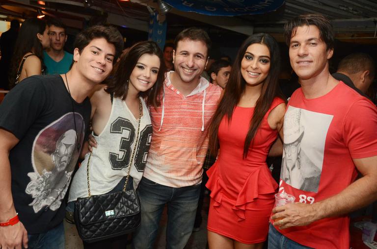 Juliana Paes e o marido Carlos Eduardo Baptista posam com DJ Tubarão e o novo casal do momento: Arthur Aguiar e Giovanna Lancellotti