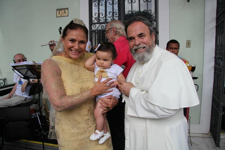 Fafá de Belém com a neta, Laura, e o Padre Antônio Maria