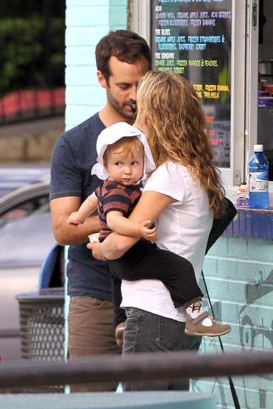 Natalie Portman e Benjamin Milliepied levam o pequeno Aleph para tomar sorvete