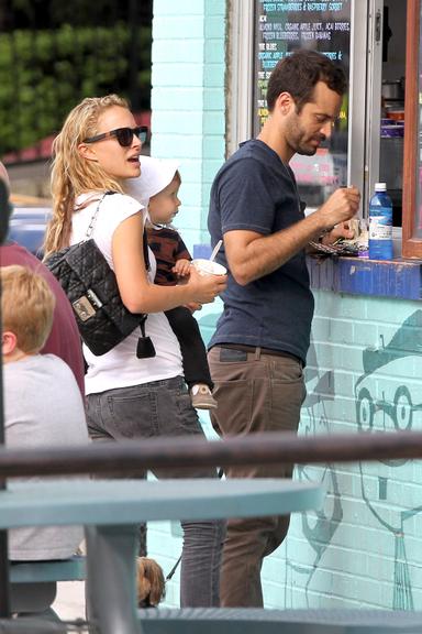 Natalie Portman e Benjamin Milliepied levam o pequeno Aleph para tomar sorvete