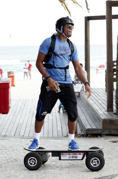 Anderson Silva é visto andando de skate no Rio