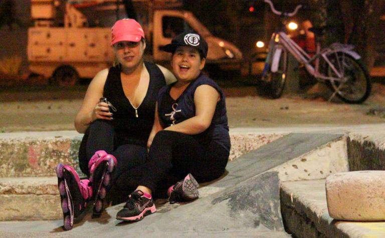 Ana Karolina Lannes se diverte com a irmã Letícia no Rio de Janeiro