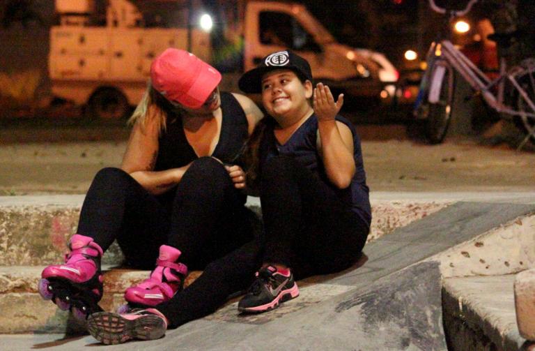 Ana Karolina Lannes se diverte com a irmã Letícia no Rio de Janeiro