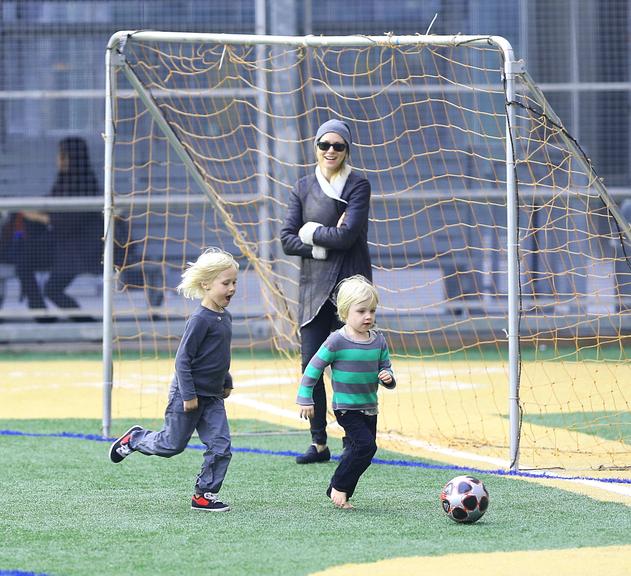 Naomi Watts joga bola com os filhos em Nova York, nos Estados Unidos