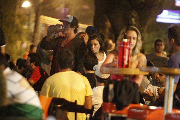Ísis Valverde se diverte com amigos no Rio de Janeiro