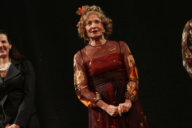 Glória Menezes comemora 78 anos no palco