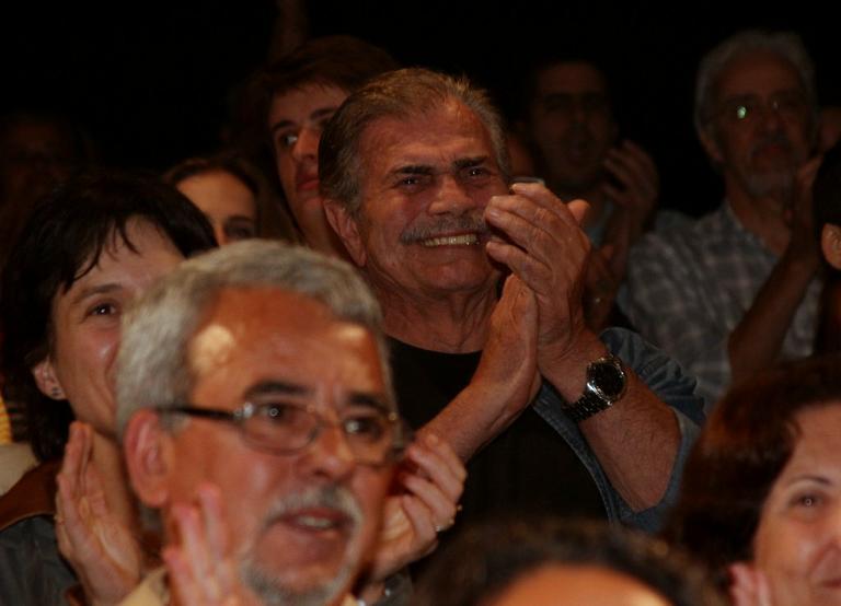 Tarcísio Meira aplaude Glória Menezes no teatro