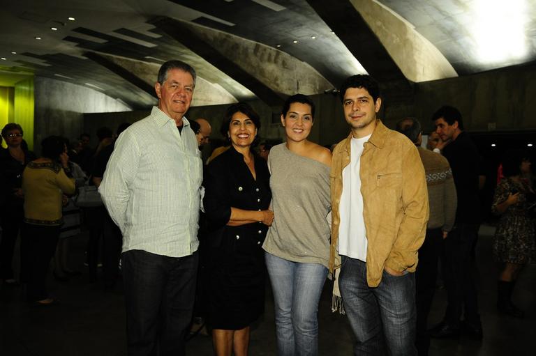 Os pais de Tiago Lacerda com a filha Juliana Lacerda e seu marido Rodrigo Scott