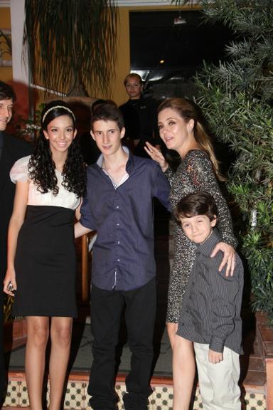 Adriana Esteves com os filhos Felipe e Vicente e a enteada Agnes