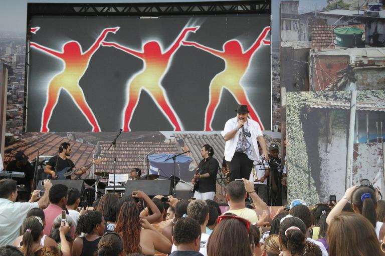 Tiago Abravanel comemora aniversário com show no Morro do Alemão, no Rio de Janeiro