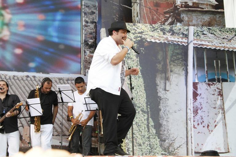 Tiago Abravanel comemora aniversário com show no Morro do Alemão, no Rio de Janeiro