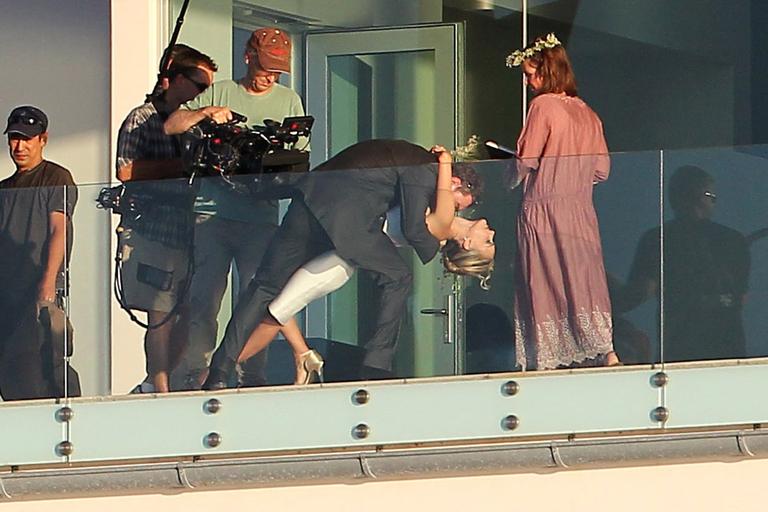 Natalie Portman e Michael Fassbender filmam sequência de casamento