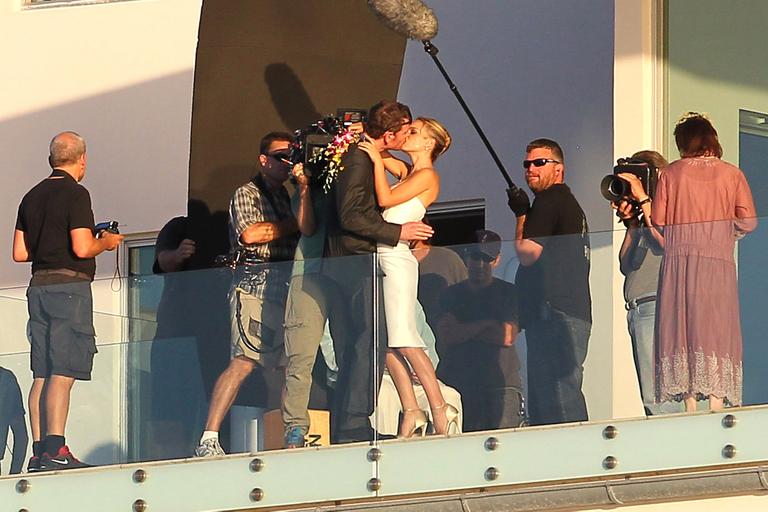 Natalie Portman e Michael Fassbender filmam sequência de casamento