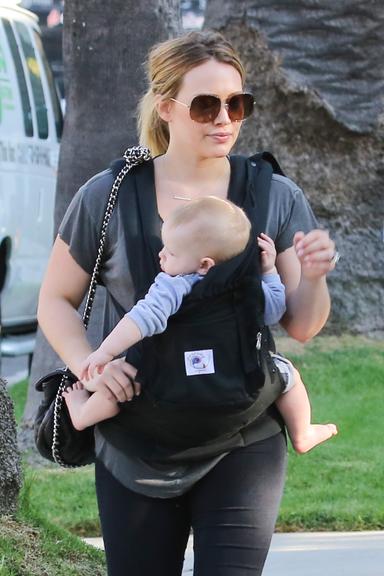 Hilary Duff e seu pequeno Luca Cruz em passeio por Los Angeles