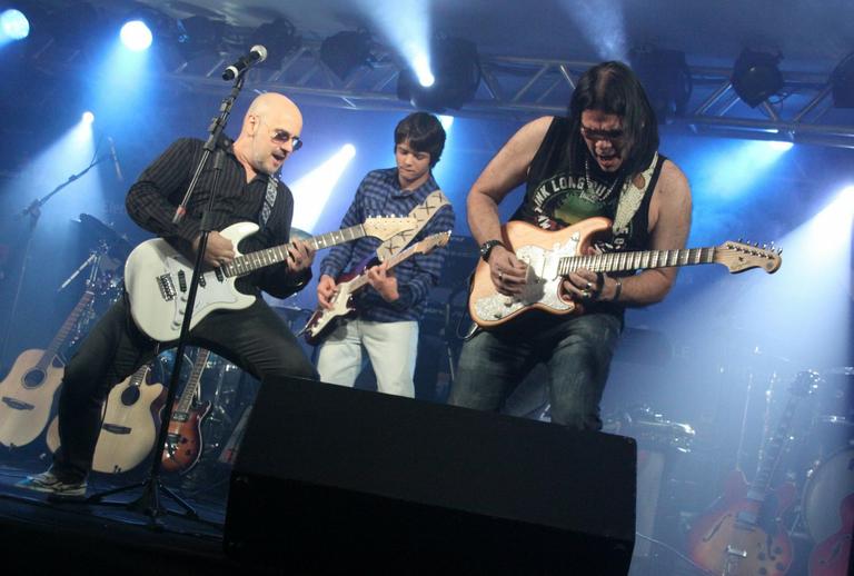 Coelho (Biquini Cavadão), Pepeu Gomes e seu filho e jovem guitarrista Filipe Pascual