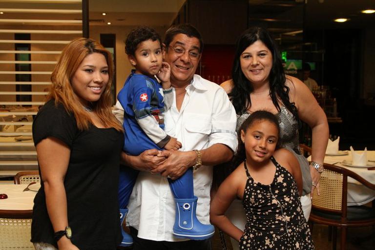 Zeca Pagodinho posa com toda a família