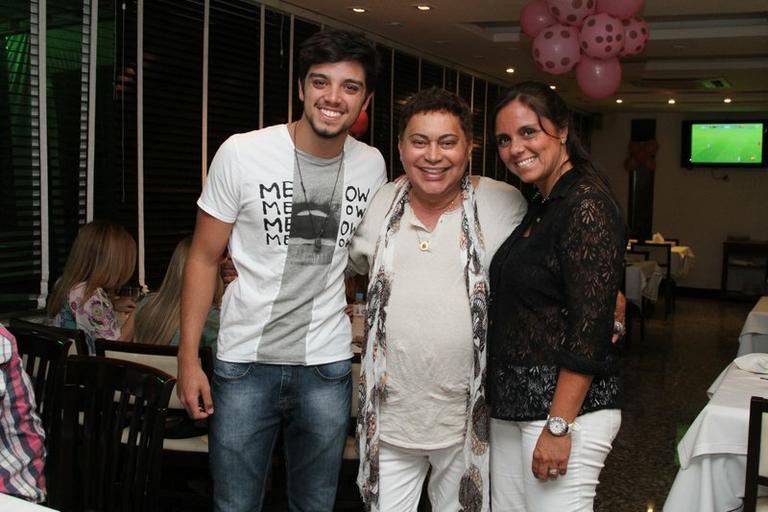 Rodrigo Simas com a mãe Ana e o aniversariante