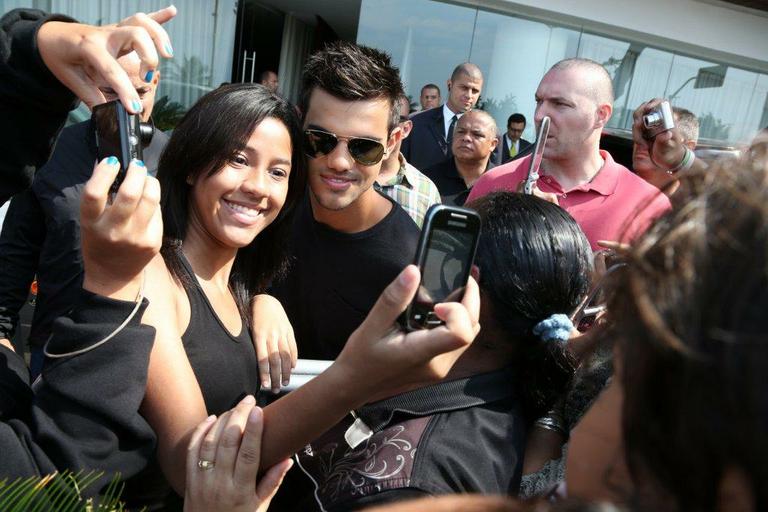 Taylor Lautner se despede de fãs brasileiras