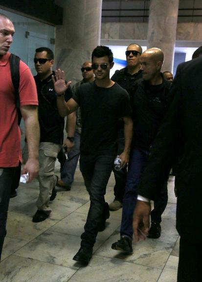 Taylor Lautner se despede de fãs brasileiras