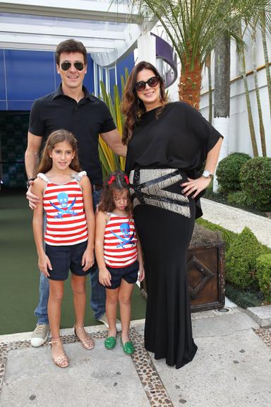 Rodrigo Faro e Vera Viel com as filhas Clara e Maria