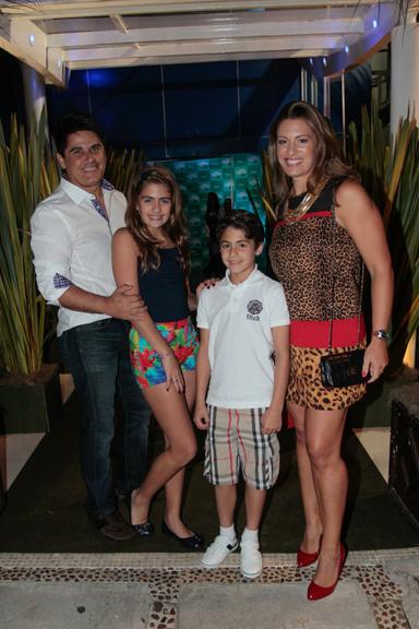 Cesar Filho com a mulher, Elaine Mickely, e os filhos Luma e Luigi