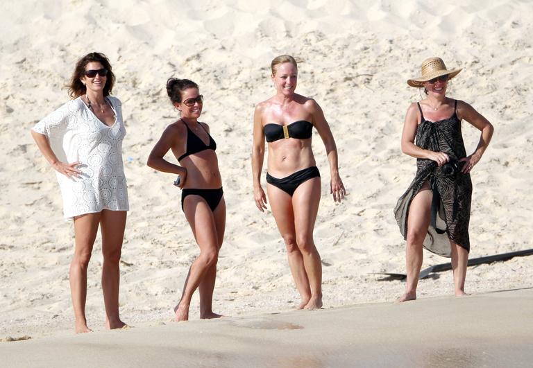 Modelo e atriz norte-americana Cindy Crawford curte praia mexicana
