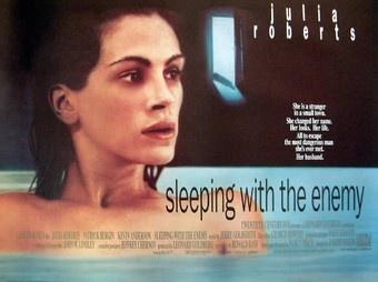 Julia Roberts no cartaz de 'Dormindo com o Inimigo' (2001)