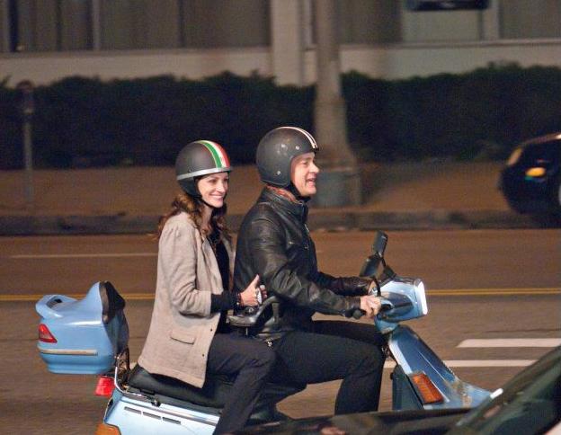 Julia Roberts com Tom Hanks em 'Larry Crowne - O Amor Está de Volta' (2011)