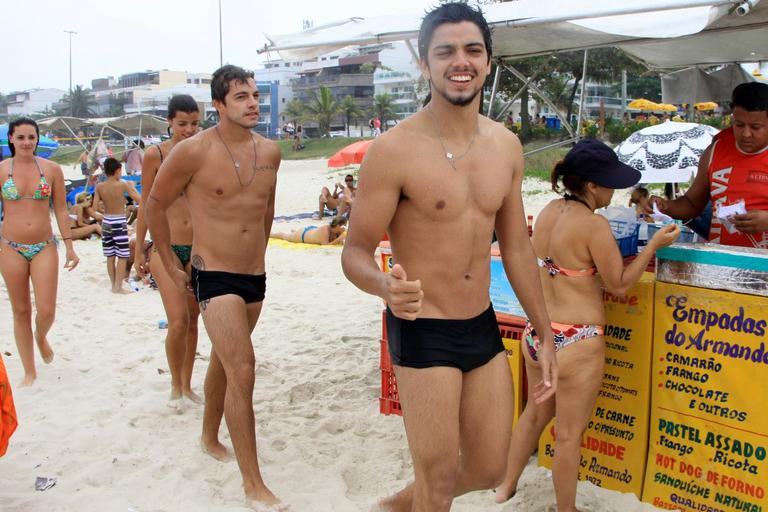 Ator Rodrigo Simas curte praia com amigos na praia da Barra da Tijuca, Rio de Janeiro
