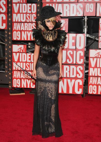 Lady Gaga sempre chamando atenção no VMA, desde 2009