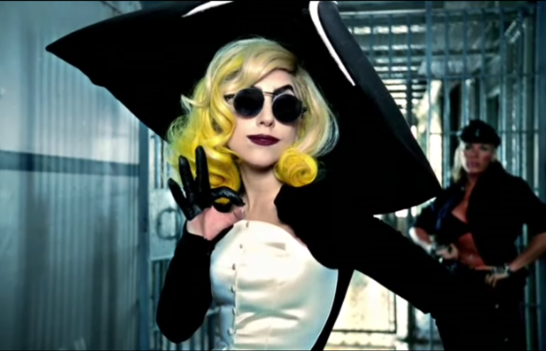 Os looks de Lady Gaga em 'Telephone'
