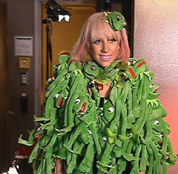 Lady Gaga vestida de 'muppets' em um programa de televisão