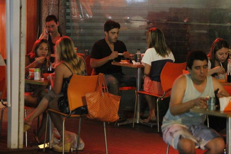 Thiago Rodrigues e Cristiane Dias jantam juntinhos no Rio