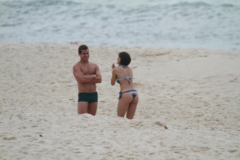 Deborah Secco e Thiago Martins gravam 'Louco Por Elas' na praia