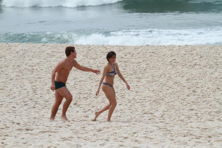 Deborah Secco e Thiago Martins gravam 'Louco Por Elas' na praia
