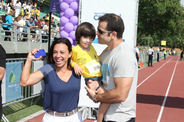 Carla Marins com o filho, Leon, e o marido, Hugo Baltazar