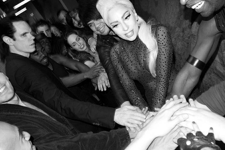 Os bastidores da turnê de Lady Gaga fotografado por Terry Richardson
