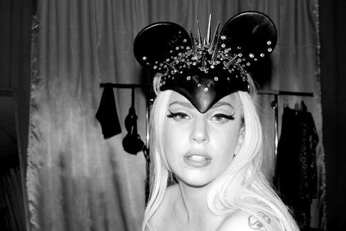 Os bastidores da turnê de Lady Gaga fotografado por Terry Richardson