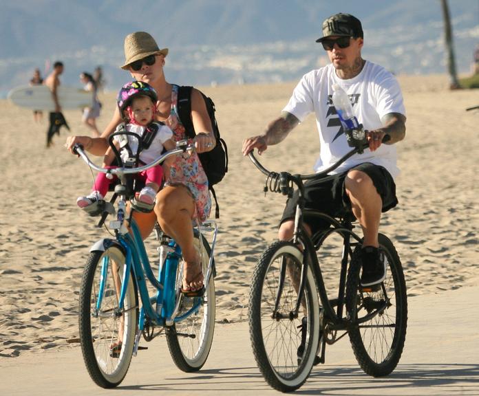 Pink passeia de bicicleta com sua pequena Willow Sage e seu marido, Carey Heart, por Los Angeles