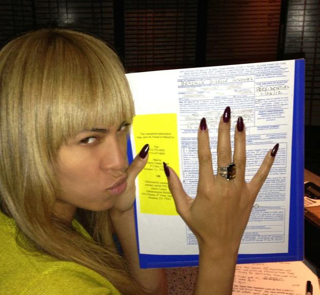 Beyoncé publicou no Facebook uma foto dela segurando uma carta em apoio a Obama